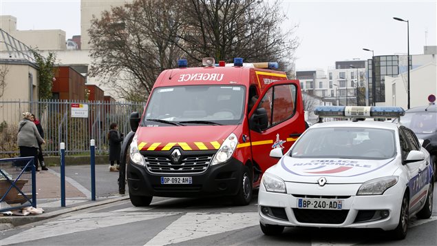 Les autorités poursuivent leur enquête sur les lieux de l'attaque. Les autorités poursuivent leur enquête sur les lieux de l'attaque.