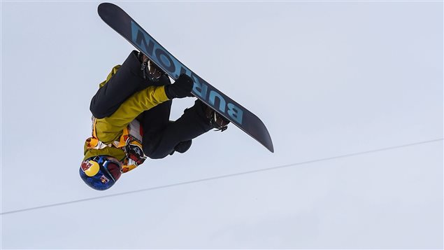 Le planchiste Mark McMorris en pleine manoeuvre aérienne. Le planchiste Mark McMorris en pleine manoeuvre aérienne.