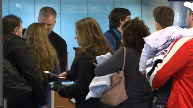 Une file d'attente à l'aéroport de Montréal-Trudeau. Une file d'attente à l'aéroport de Montréal-Trudeau.