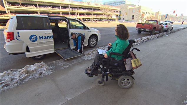 Yvette Cenerini prend le système de transport adapté Handi-Transit. Yvette Cenerini prend le système de transport adapté Handi-Transit.