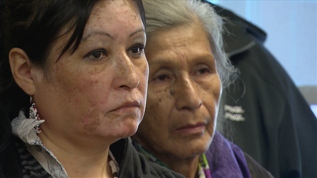 Des femmes autochtones qui assitent à un point de presse des leaders autochtones du Québec et du Labrador. Des femmes autochtones qui assitent à un point de presse des leaders autochtones du Québec et du Labrador.