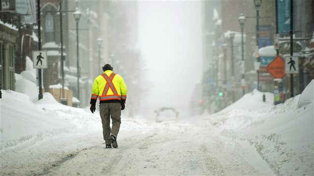 Un piéton marche en plein milieu de la rue au centre-ville d'Halifax durant une autre tempête de neige. Un piéton marche en plein milieu de la rue au centre-ville d'Halifax durant une autre tempête de neige.