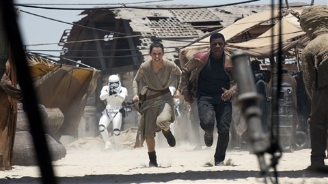 Daisy Ridley et John Boyega dans <em>Star Wars : le réveil de la force</em>, de J. J. Abrams Daisy Ridley et John Boyega dans <em>Star Wars : le réveil de la force</em>, de J. J. Abrams