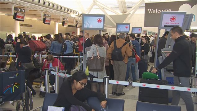 L'aéroport Pearson attend 127 000 passagers aujourd'hui. L'aéroport Pearson attend 127 000 passagers aujourd'hui.