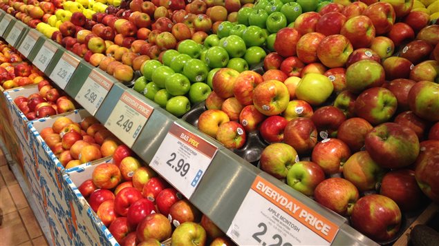 Des pommes sur des étagères Des pommes sur des étagères