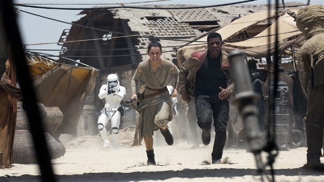Daisy Ridley et John Boyega dans <em>Star Wars : le réveil de la force</em>, de J. J. Abrams Daisy Ridley et John Boyega dans <em>Star Wars : le réveil de la force</em>, de J. J. Abrams