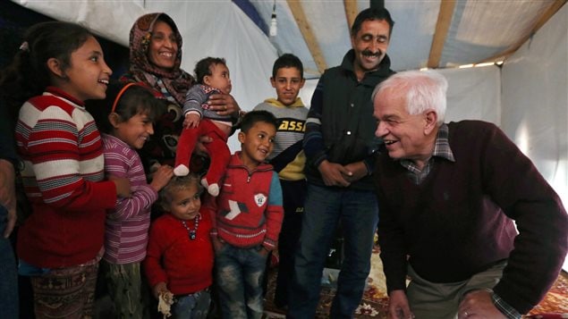 Le ministre John McCallum et des réfugiés syriens dans un camp, au Liban Le ministre John McCallum et des réfugiés syriens dans un camp, au Liban