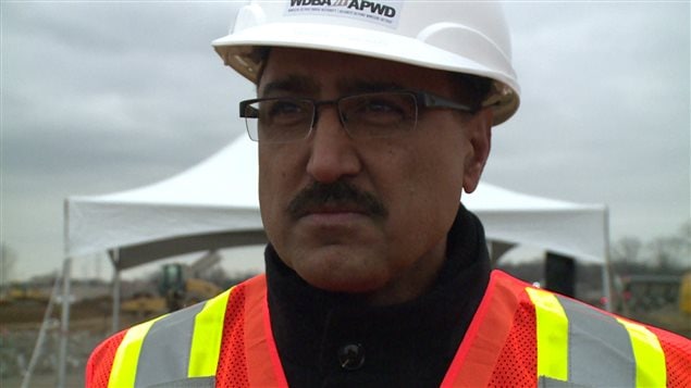 Le ministre fédéral de l'Infrastructure Amarjeet Sohi sur le chantier de construction du futur pont international Gordie-Howe Le ministre fédéral de l'Infrastructure Amarjeet Sohi sur le chantier de construction du futur pont international Gordie-Howe