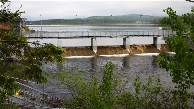 La Communauté métropolitaine de Québec a adopté le moratoire de trois mois sur les projets de construction dans le bassin versant du lac Saint-Charles, hier. La Communauté métropolitaine de Québec a adopté le moratoire de trois mois sur les projets de construction dans le bassin versant du lac Saint-Charles, hier.