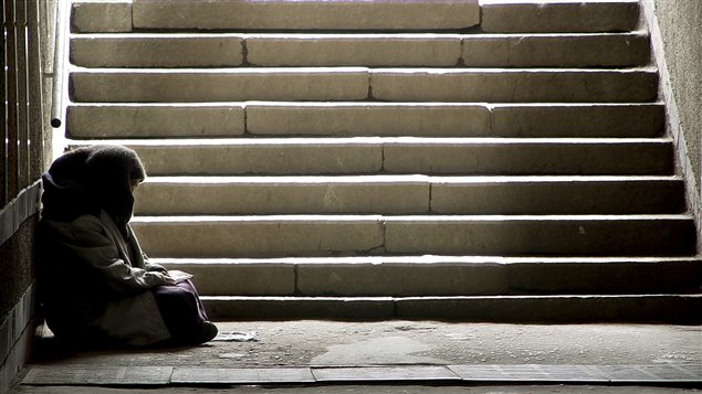 Un sans-abri demande la charité Un sans-abri demande la charité