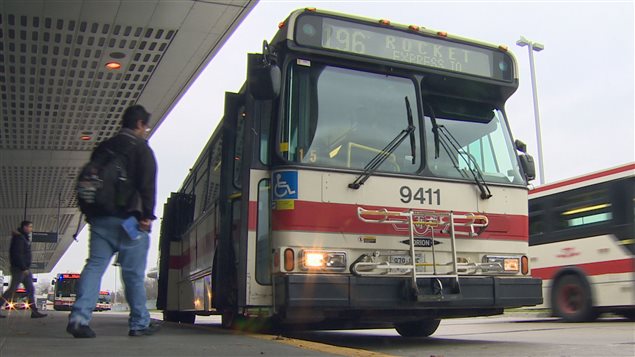 Des usagers s'apprêtent à monter à bord d'un autobus de la CTT à Toronto. Des usagers s'apprêtent à monter à bord d'un autobus de la CTT à Toronto.
