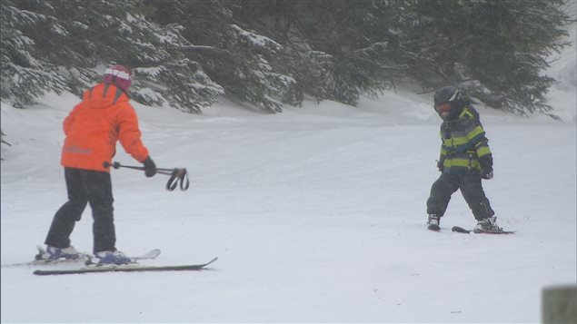 Des skieurs sur les pentes du Valinouët Des skieurs sur les pentes du Valinouët