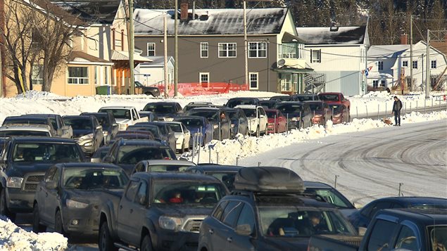 Des véhicules en rangs serrés attendent leur tour pour embarquer dans le FA Gauthier en direction de Matane. Des véhicules en rangs serrés attendent leur tour pour embarquer dans le FA Gauthier en direction de Matane.