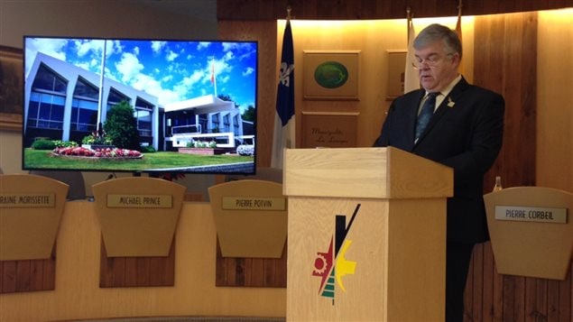 Le maire de Val-d'Or, Pierre Corbeil, présentant son budget 2016 Le maire de Val-d'Or, Pierre Corbeil, présentant son budget 2016
