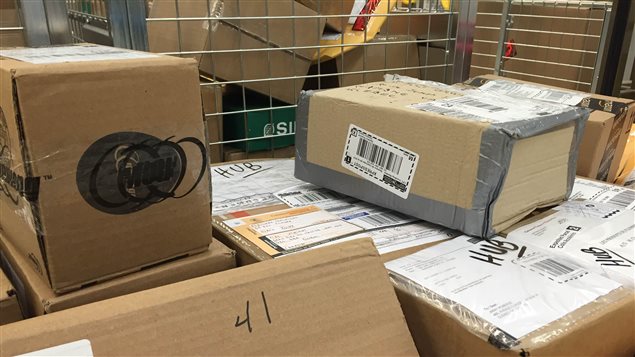 Les bureaux de postes sont chargés de colis durant le temps des fêtes. Les bureaux de postes sont chargés de colis durant le temps des fêtes.