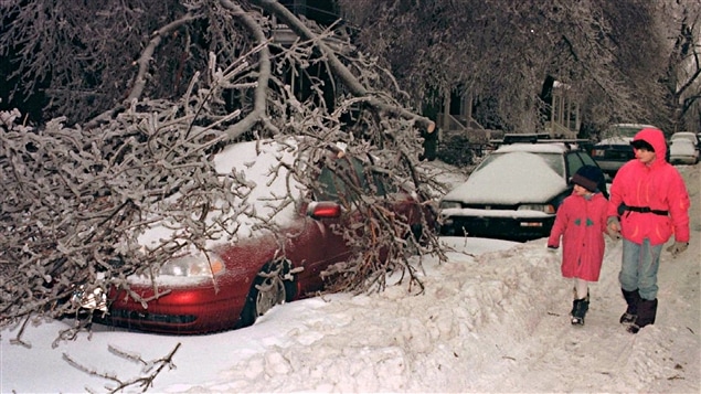 Une rue de Montréal en pleine crise du verglas, en 1998. Une rue de Montréal en pleine crise du verglas, en 1998.