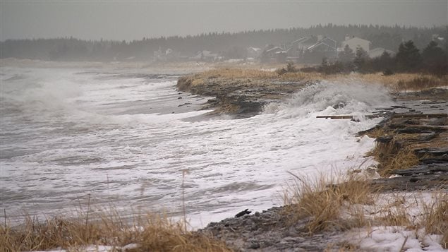 Déferlement de vagues le long de la côte à Sept-Îles. Déferlement de vagues le long de la côte à Sept-Îles.