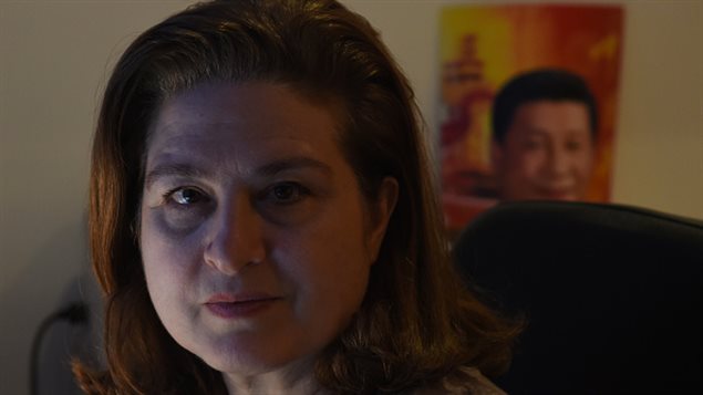 La correspondante de L'Obs à Pékin, Ursula Gauthier, pose dans son appartement à Pékin le 26 décembre 2015 La correspondante de L'Obs à Pékin, Ursula Gauthier, pose dans son appartement à Pékin le 26 décembre 2015