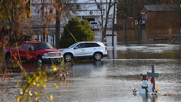 L'eau de crue de la rivière Chattahoochee submerge une rue à Columbia, en Alabama, le 25 décembre 2015. L'eau de crue de la rivière Chattahoochee submerge une rue à Columbia, en Alabama, le 25 décembre 2015.