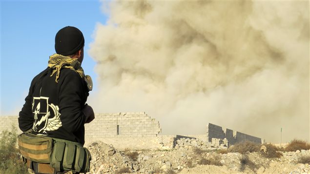 Un soldat irakien dans le quartier Hoz à Ramadi, en Irak Un soldat irakien dans le quartier Hoz à Ramadi, en Irak