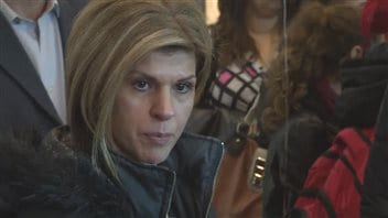 Tima Kurdi, émue, à l'arrivée de sept membres de sa famille à l'aéroport de Vancouver Tima Kurdi, émue, à l'arrivée de sept membres de sa famille à l'aéroport de Vancouver