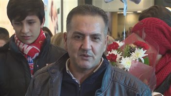 Mohammed Kurdi, ému, lors de son arrivée à l'aéroport de Vancouver Mohammed Kurdi, ému, lors de son arrivée à l'aéroport de Vancouver