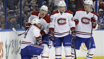 Tomas Plekanec est félicité par ses coéquipiers après son but en première période. Tomas Plekanec est félicité par ses coéquipiers après son but en première période.
