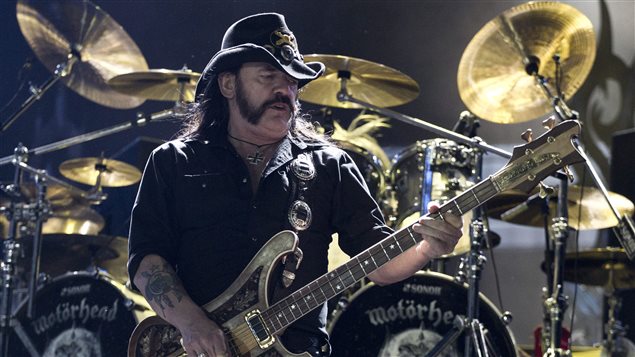 Le leader du groupe britannique Motörhead, Lemmy Kilmister, en concert à Rio au Brésil. Le leader du groupe britannique Motörhead, Lemmy Kilmister, en concert à Rio au Brésil.