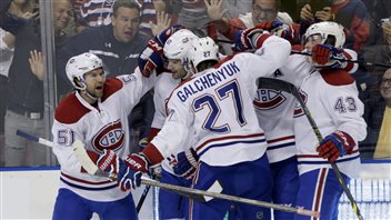 Les joueurs du Canadien célèbrent le but de Max Pacioretty en première période. Les joueurs du Canadien célèbrent le but de Max Pacioretty en première période.