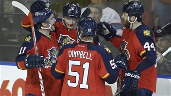 Aleksander Barkov célèbre son deuxième but du match avec les siens en troisième période. Aleksander Barkov célèbre son deuxième but du match avec les siens en troisième période.