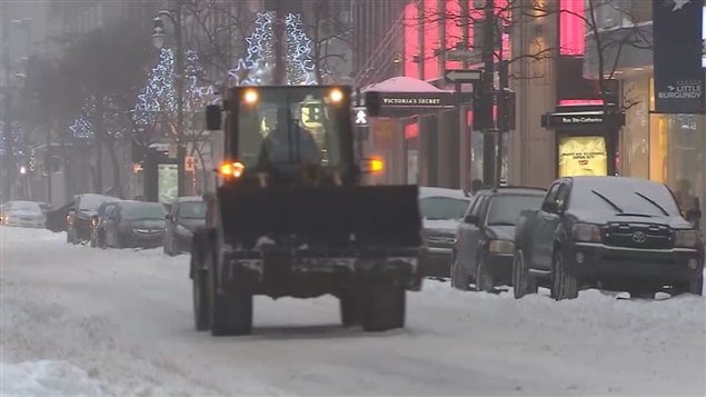 Les opérations de déneigement sont amorcées à Montréal. Les opérations de déneigement sont amorcées à Montréal.