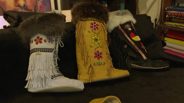 Mocassins avec des perles brodées, réalisés par des Innues de Uashat-Malioteman dans le cadre du projet Les bottes de l'espoir. Mocassins avec des perles brodées, réalisés par des Innues de Uashat-Malioteman dans le cadre du projet Les bottes de l'espoir.