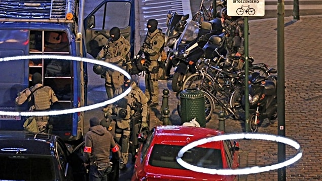 Les policiers belges recherchent des individus soupçonnés de préparer des attaques terroristes à Bruxelles. Les policiers belges recherchent des individus soupçonnés de préparer des attaques terroristes à Bruxelles.