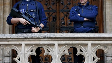 Des policiers belges montent la garde à la Grande Place de Bruxelles, le 29 décembre 2015. Des policiers belges montent la garde à la Grande Place de Bruxelles, le 29 décembre 2015.