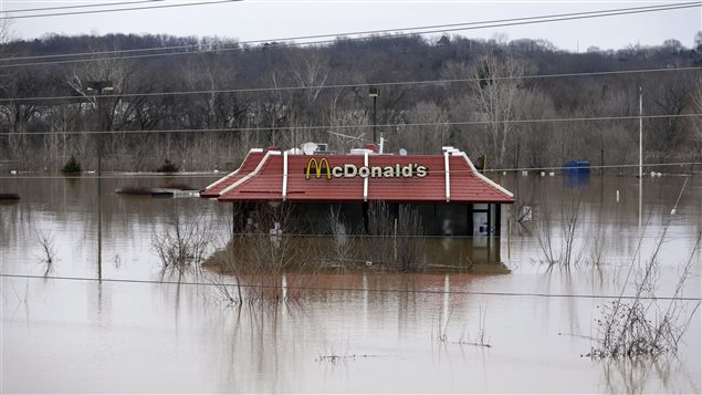 Un restaurant Mc Donald's à moitié englouti par la montée des eaux à Union, dans le Missouri. Un restaurant Mc Donald's à moitié englouti par la montée des eaux à Union, dans le Missouri.