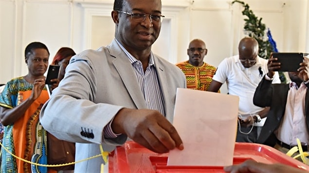 Le candidat à la présidentielle centrafricaine, Anicet-Georges Dologuélé, dépose son bulletin de vote le 30 décembre 2015. Le candidat à la présidentielle centrafricaine, Anicet-Georges Dologuélé, dépose son bulletin de vote le 30 décembre 2015.