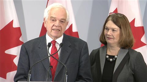 John McCallum, ministre de l'Immigration, des Réfugiés et de la Citoyenneté, et Jane Philpott, ministre de la Santé et présidente du Comité spécial chargé des réfugiés, lors d'une conférence de presse à Toronto le 31 décembre 2015. John McCallum, ministre de l'Immigration, des Réfugiés et de la Citoyenneté, et Jane Philpott, ministre de la Santé et présidente du Comité spécial chargé des réfugiés, lors d'une conférence de presse à Toronto le 31 décembre 2015.