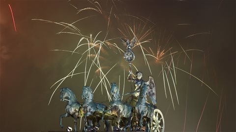 Feux d’artifice près de la Porte la Porte de Brandebourg à Berlin Feux d’artifice près de la Porte la Porte de Brandebourg à Berlin