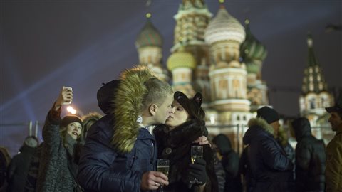 Un jeune couple marque le passage à la nouvelle année par un baiser à la Place rouge de Moscou. Un jeune couple marque le passage à la nouvelle année par un baiser à la Place rouge de Moscou.