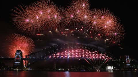 Des feux d'artifice explosent au-dessus de l'Opéra de Sydney et du Harbour Bridge, en Australie, pour fêter le Nouvel An, le 1er janvier 2016. Des feux d'artifice explosent au-dessus de l'Opéra de Sydney et du Harbour Bridge, en Australie, pour fêter le Nouvel An, le 1er janvier 2016.