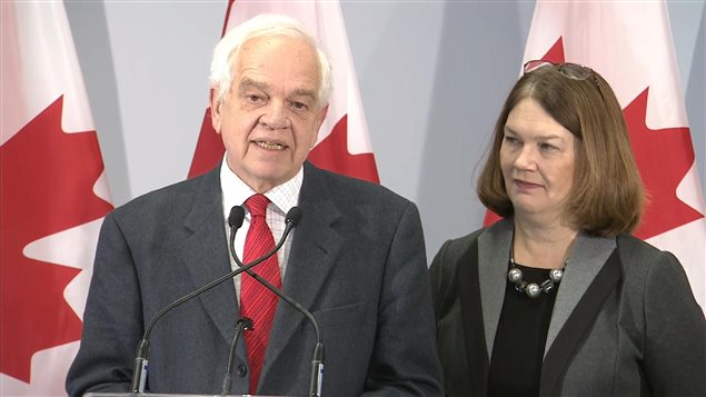 John McCallum, ministre de l'Immigration, des Réfugiés et de la Citoyenneté, et Jane Philpott, ministre de la Santé et présidente du Comité spécial chargé des réfugiés, lors d'une conférence de presse à Toronto le 31 décembre 2015. John McCallum, ministre de l'Immigration, des Réfugiés et de la Citoyenneté, et Jane Philpott, ministre de la Santé et présidente du Comité spécial chargé des réfugiés, lors d'une conférence de presse à Toronto le 31 décembre 2015.