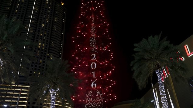 La tour Burj Khalifa s'illumine pour la nouvelle année. La tour Burj Khalifa s'illumine pour la nouvelle année.