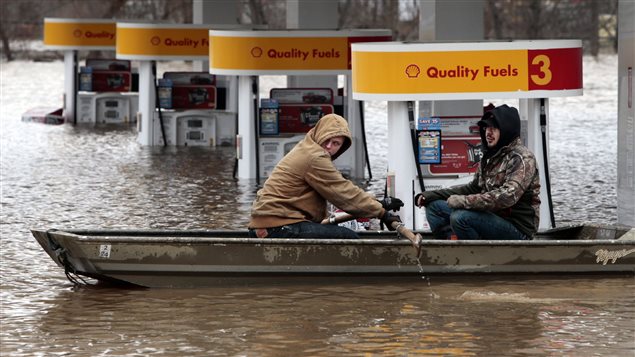 Des habitants se déplacent en canoë à Fenton, dans le Missouri. Des habitants se déplacent en canoë à Fenton, dans le Missouri.