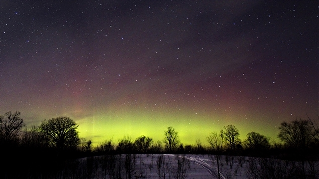 Des aurores boréales illuminent le ciel du nord de l'Ontario. Des aurores boréales illuminent le ciel du nord de l'Ontario.