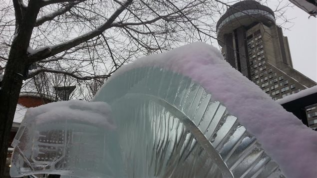 Une sculpture de glace avec l'hôtel Le Concorde à l'arrière Une sculpture de glace avec l'hôtel Le Concorde à l'arrière