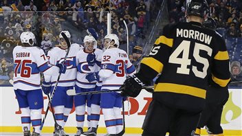 Les joueurs du CH célèbrent la victoire. Les joueurs du CH célèbrent la victoire.
