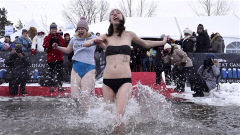 Deux jeunes baigneuses courent pour plonger dans l’eau froide à la plage Britannia à Ottawa. Deux jeunes baigneuses courent pour plonger dans l’eau froide à la plage Britannia à Ottawa.