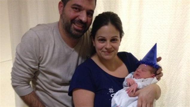 Le petit Constantinos Koukoutsis est né sept secondes après minuit Le petit Constantinos Koukoutsis est né sept secondes après minuit