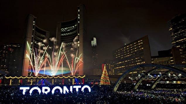 Les feux d'artifice de la place Nathan Phillips à Toronto Les feux d'artifice de la place Nathan Phillips à Toronto