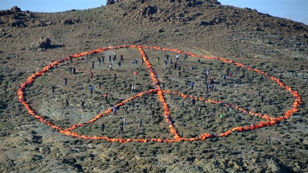 Un signe de paix formé des gilets de sauvetage de migrants Un signe de paix formé des gilets de sauvetage de migrants